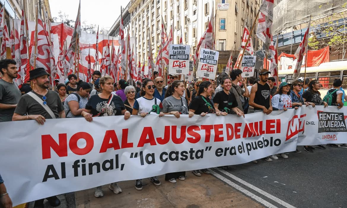 Milei enfrenta primeira greve geral, com economia em crise e negociações travadas no Congresso