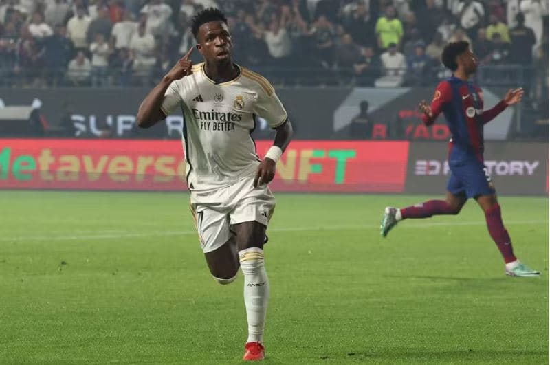 Vini Jr. faz três, Real Madrid goleia o Barcelona e é campeão de Supercopa da Espanha