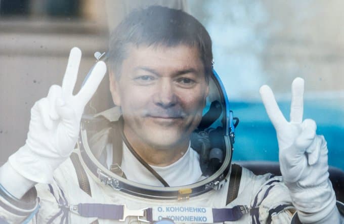 Russo marca novo recorde de permanência no espaço