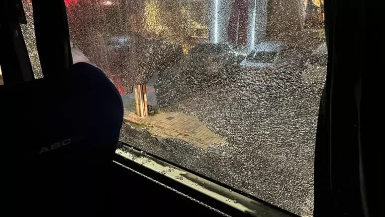 VÍDEO: Torcedor do São Paulo atira garrafa contra ônibus do Palmeiras e quebra vidro