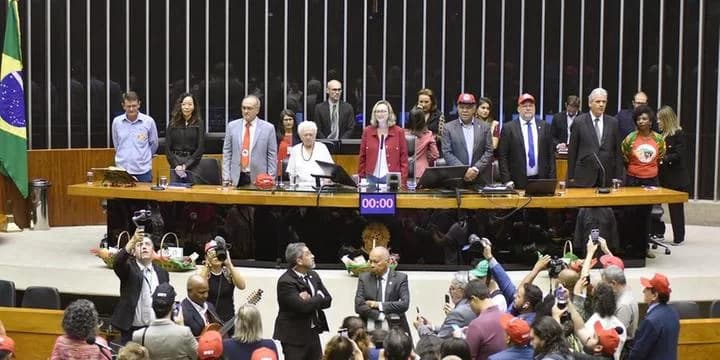 Câmara realiza sessão de homenagem aos 40 anos do MST; oposição protesta