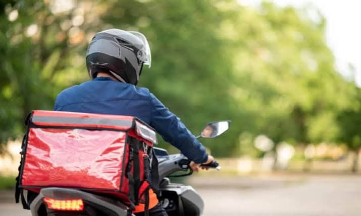 Lei do delivery: Após entregador se negar a subir em apartamento, blogueira reclama e motoqueiro é banido em Manaus
