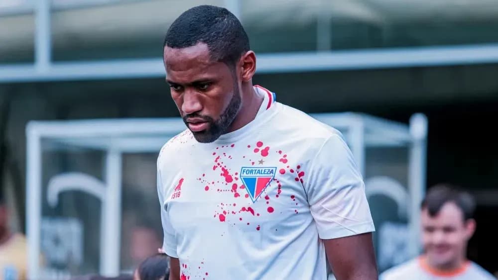 Fortaleza usa camisas com ‘marcas de sangue’ para cobrar justiça após ataque a ônibus