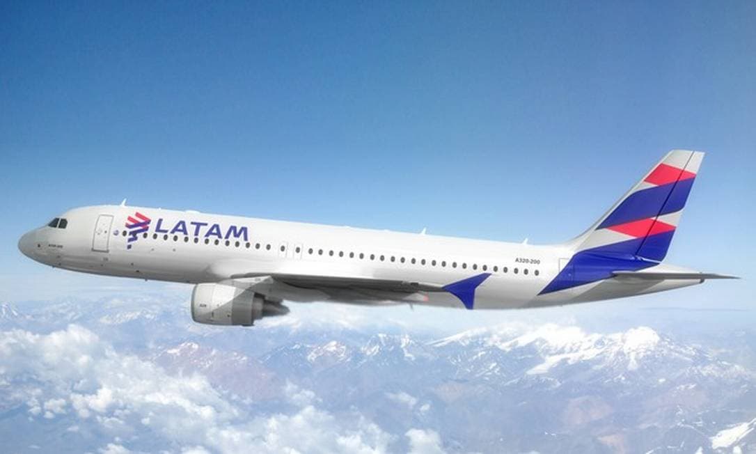 Esbarrão de comissária fez piloto empurrar controle do avião para baixo em voo da Latam