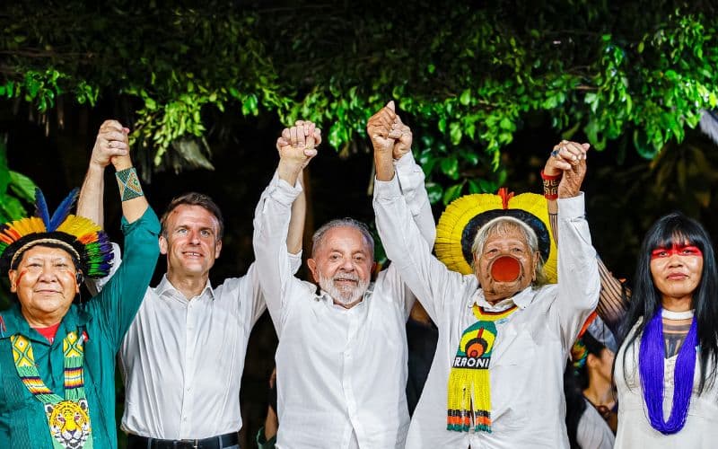 Vídeo: Lula comete gafe ao chamar Macron de Sarkozy em cerimônia para cacique Raoni