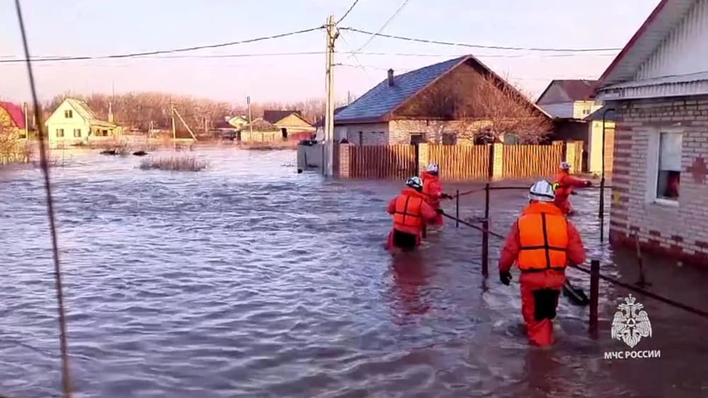 Na Rússia, chuva forte e degelo inundam mais de 10 mil imóveis residenciais