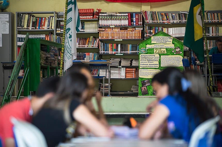 Zé Ricardo quer instalação de biblioteca em todas as escolas de Manaus até 2030