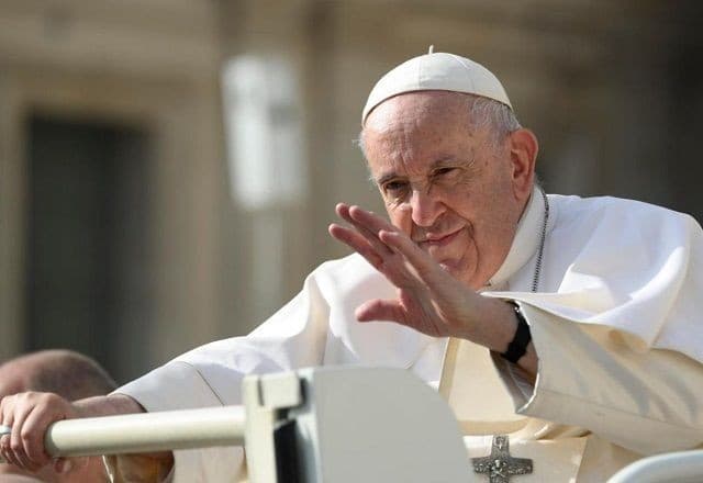 Vaticano chama mudança de gênero de “ameaça à dignidade humana”