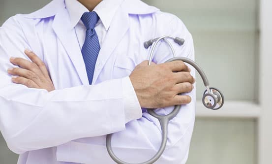 Médico é condenado a pagar R$ 50 mil a paciente por realizar cirurgia no lado errado do corpo