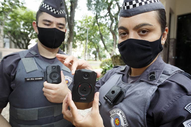 Levantamento da USP indica que a maioria dos estados que implementam câmeras corporais nas polícias adota gravação ininterrupta