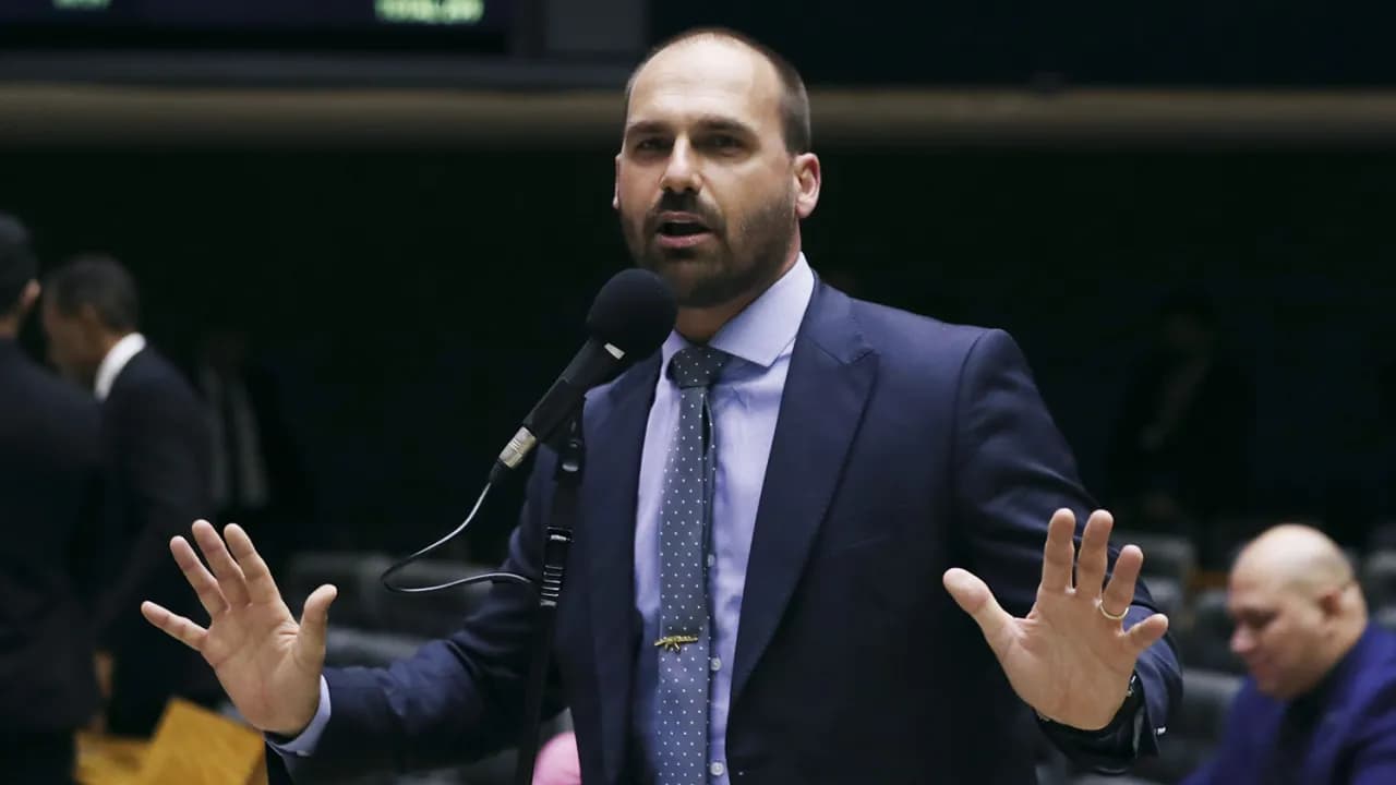 “O que aconteceria se tivéssemos um desgoverno Lula + pandemia?”, diz Eduardo Bolsonaro ao criticar gastos do Governo Federal