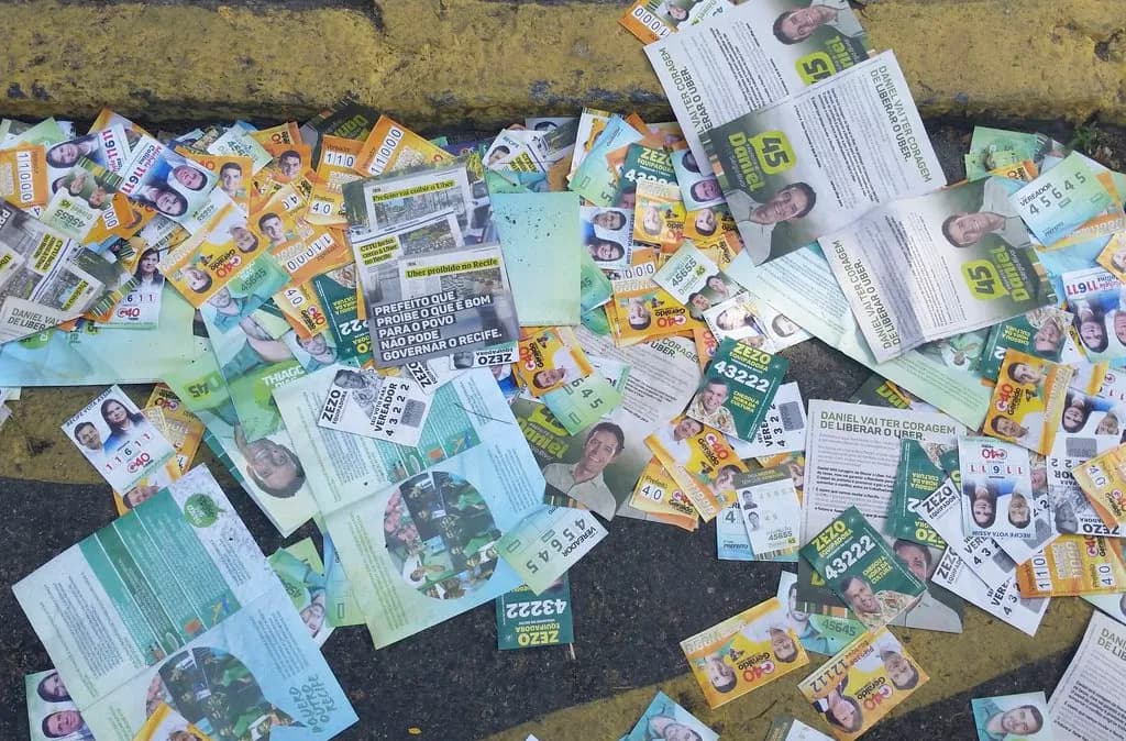 Santinhos jogados em casas estão entre as denúncias de propaganda irregular no AM