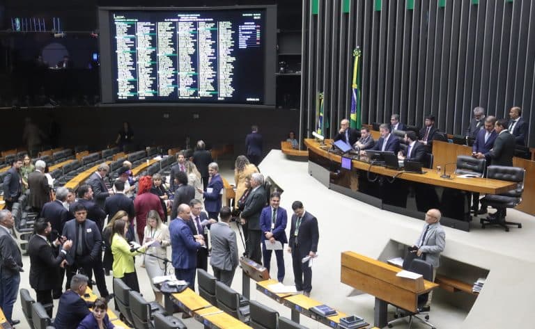 Deputados do Amazonas votam unidos por isenção do IR até R$ 5 mil