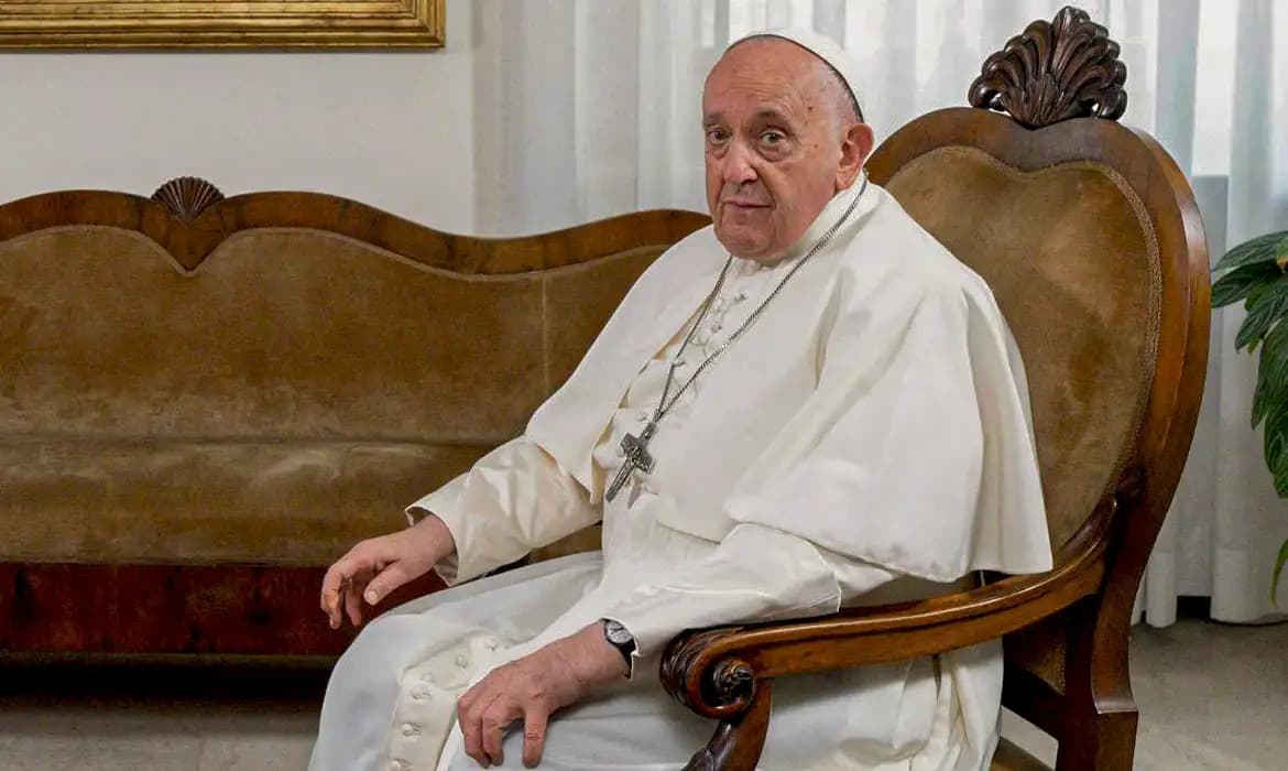 Arcebispo é excomungado após chamar Papa Francisco de “servo de Satanás”