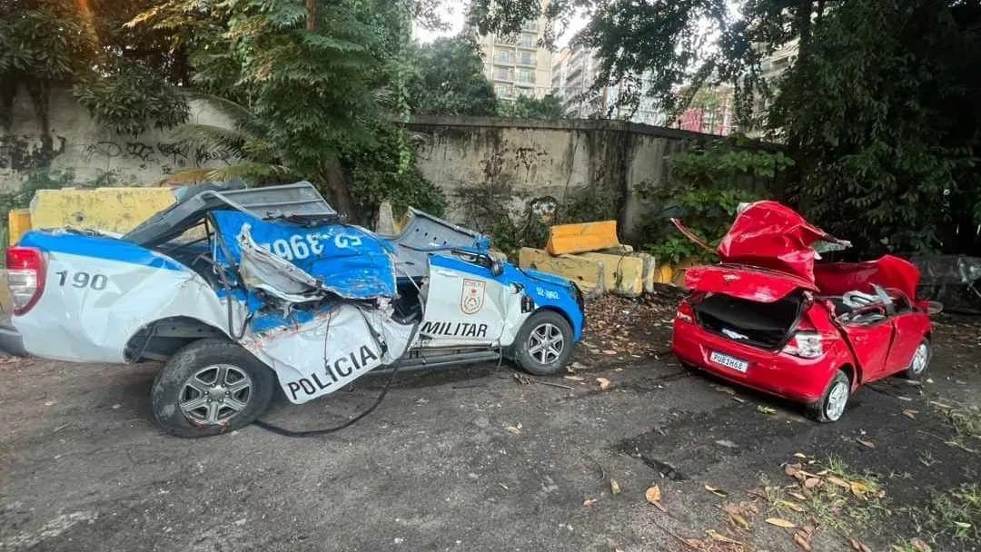VÍDEO: Carros capotam durante perseguição policial no RJ e 4 morrem; 2 são PM’s