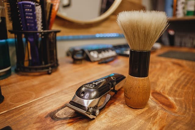 Homem é crivado de balas enquanto cortava cabelo em barbearia de Manaus