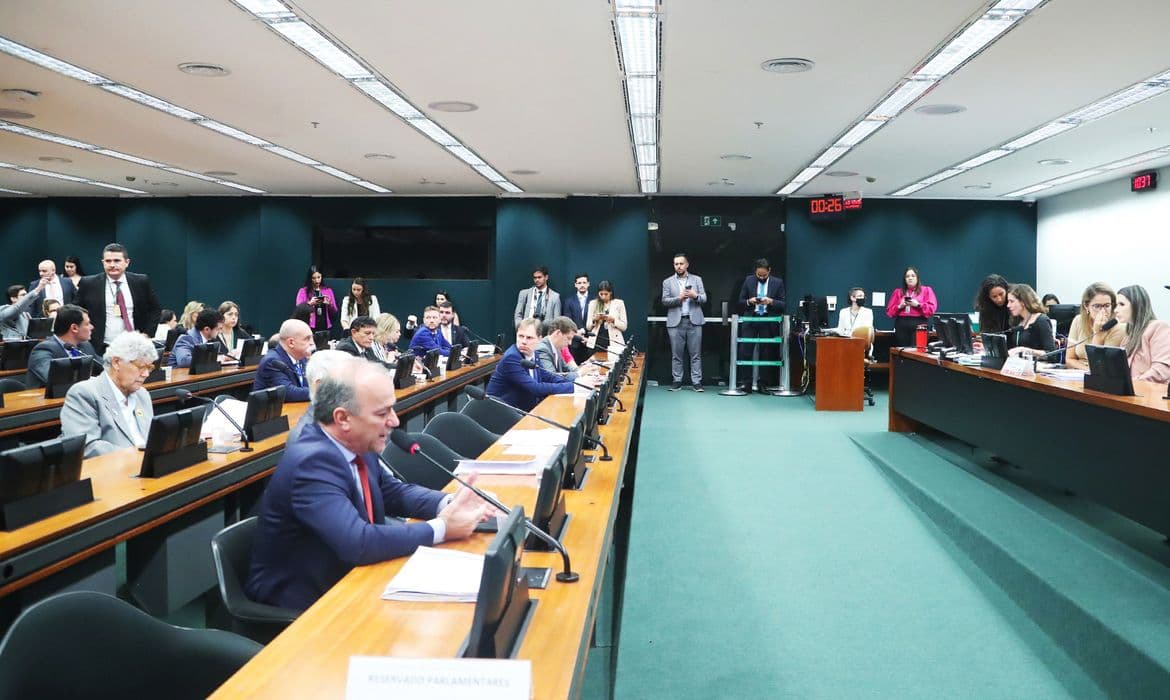 Porte de arma deixa de ser perdido automaticamente após consumo de álcool, decide CCJ da Câmara