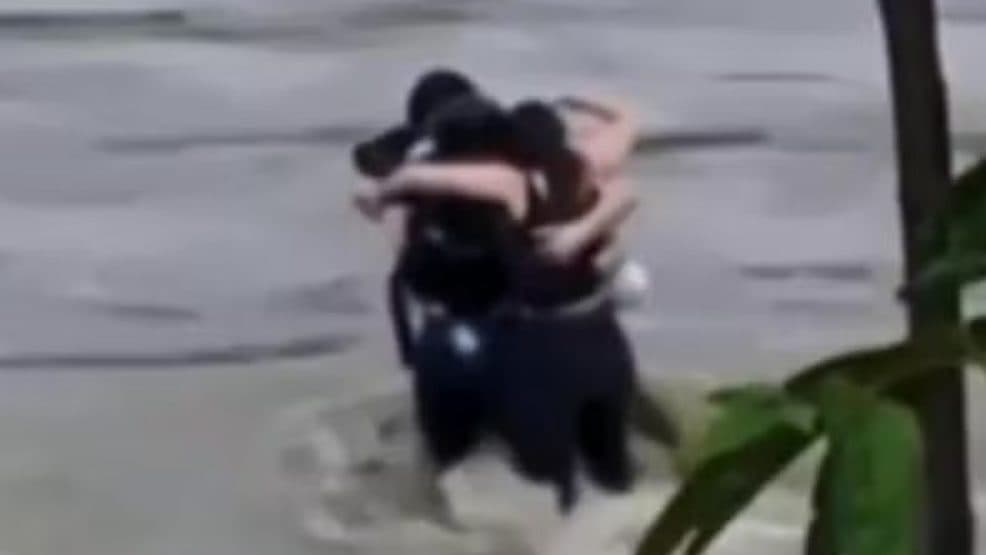 VÍDEO: Três amigos se abraçam antes de serem levados por enxurrada na Itália