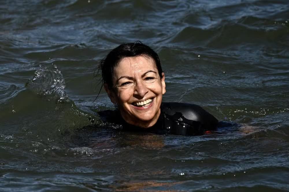 VÍDEO: A 9 dias das Olimpíadas, prefeita de Paris cumpre promessa e nada no rio Sena