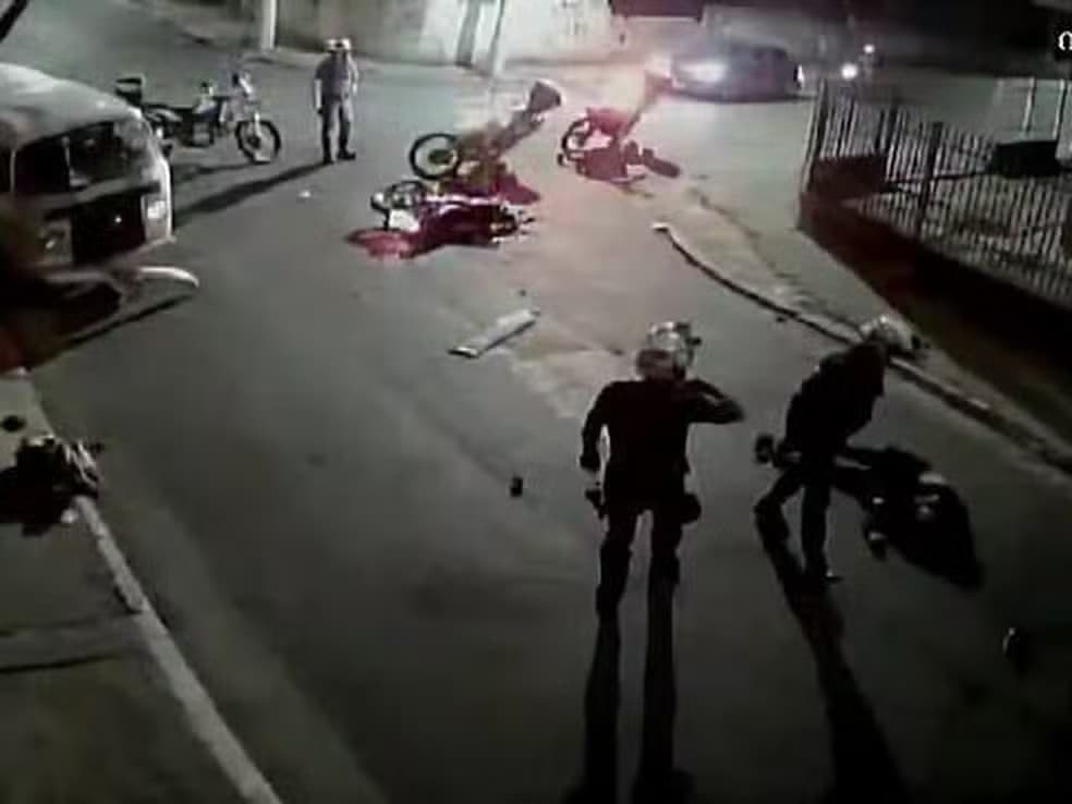 VÍDEO: Suspeitos “voam” após moto bater em carro durante perseguição policial em SP
