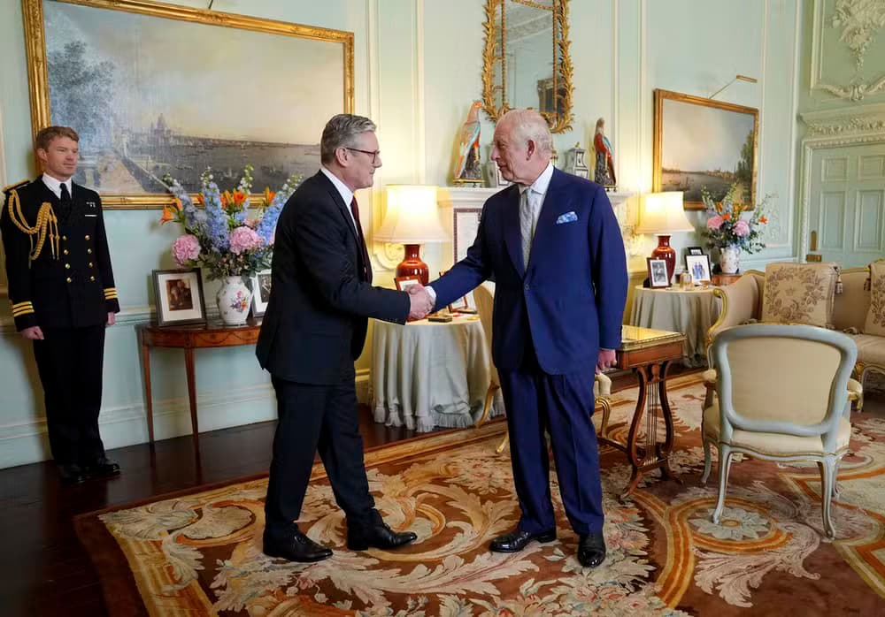 Centro-esquerda obtém vitória histórica na Inglaterra: Novo primeiro-ministro se reúne com Rei Charles