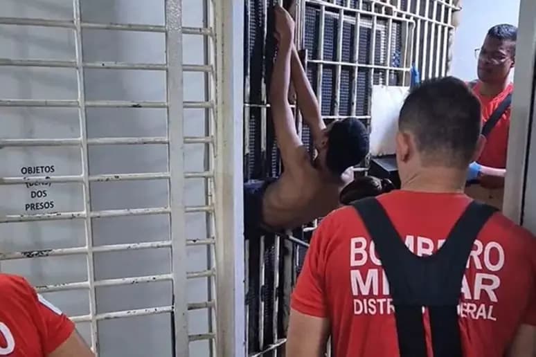 VÍDEO: Preso tenta fugir e acaba ficando ‘entalado’ em cela de delegacia no DF