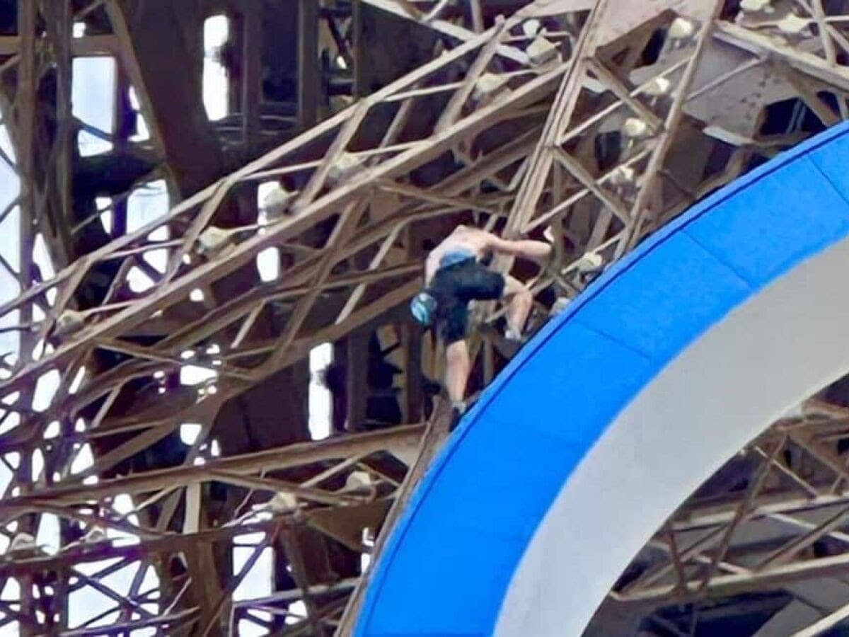 Homem é preso por escalar Torre Eiffel antes do encerramento das olimpíadas
