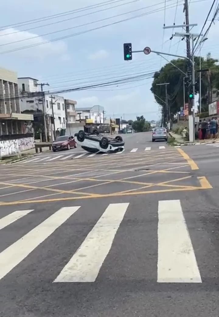 VÍDEO: Motorista tem carro destruído após acidente na zona sul de Manaus