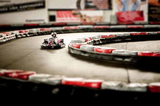 Mulher será indenizada em R$ 30 mil após ter cabelo sugado por equipamento durante corrida de Kart em Manaus