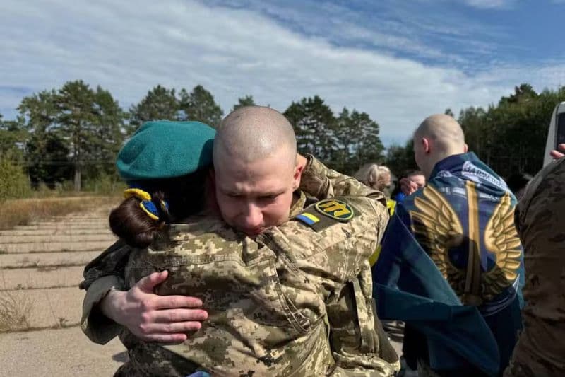 Rússia e Ucrânia trocam 206 prisioneiros de guerra neste sábado (14) após mediações