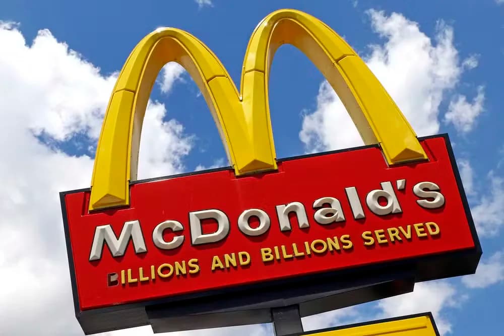Ações do McDonald’s caem 6% após surto de bactéria em sanduíche nos EUA: uma pessoa morreu
