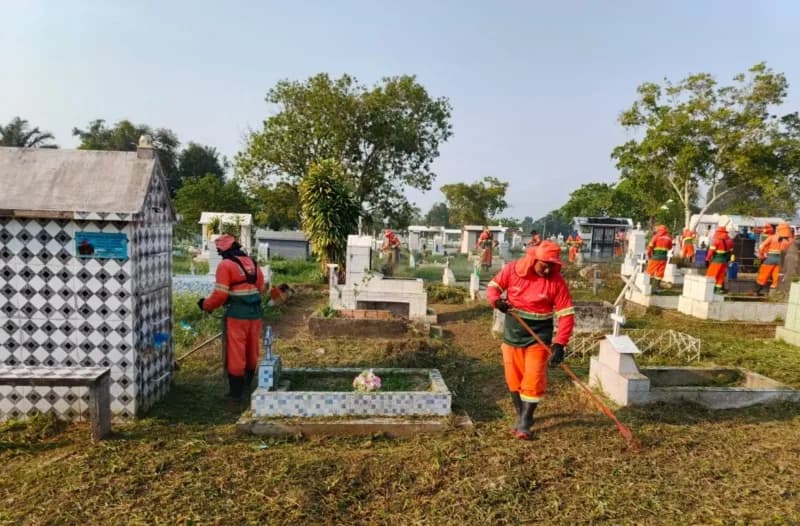 Cemitérios passam por manutenção e limpeza para o Dia dos Finados