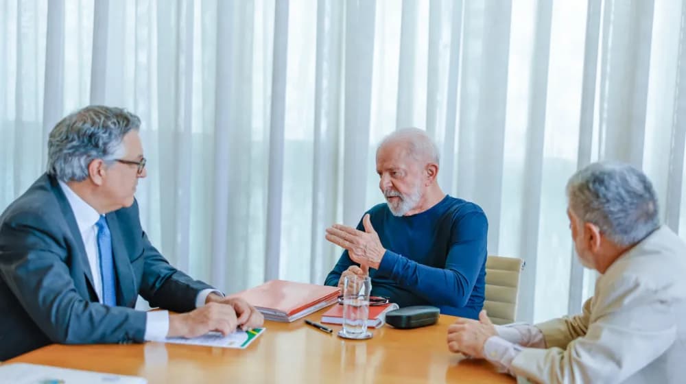Lula cumpre agenda no Palácio da Alvorada após cair no banheiro e bater a cabeça