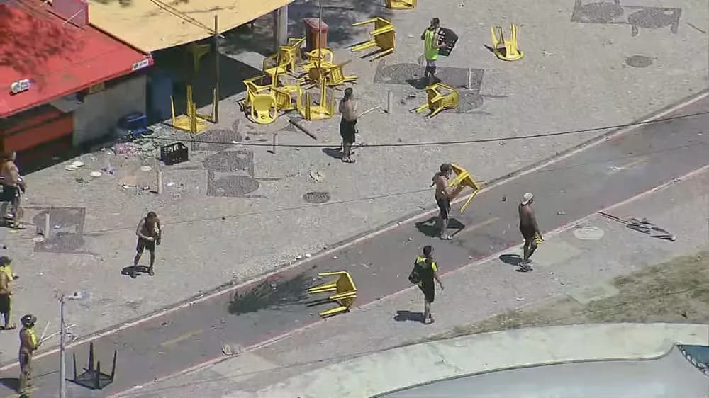 VÍDEOS: Torcedores do Peñarol causam quebra-quebra no RJ; ônibus é incendiado e 200 são detidos