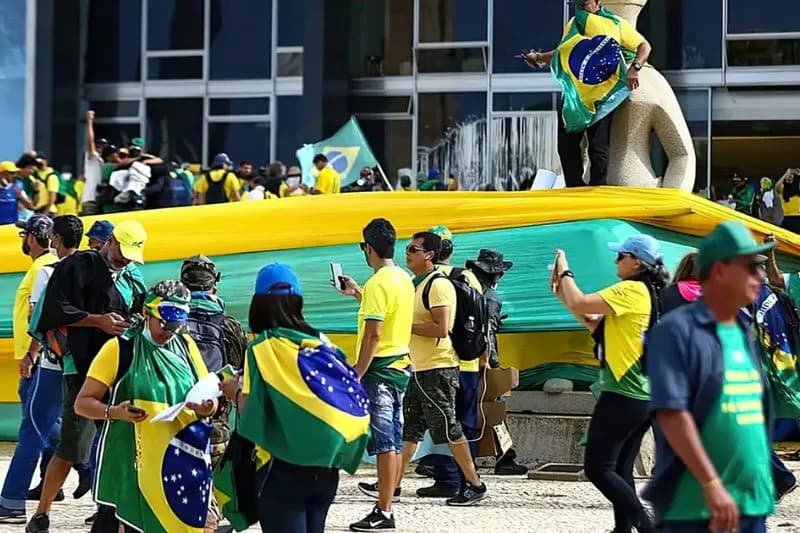 Pesquisa diz que 52% dos brasileiros são contra “PL da Dosimetria” e dizem que penas do 8/1 foram justas