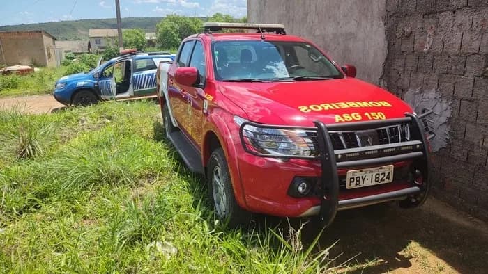 Carro de bombeiros é furtado enquanto equipe socorria vítimas de veículo que colidiu contra poste no DF