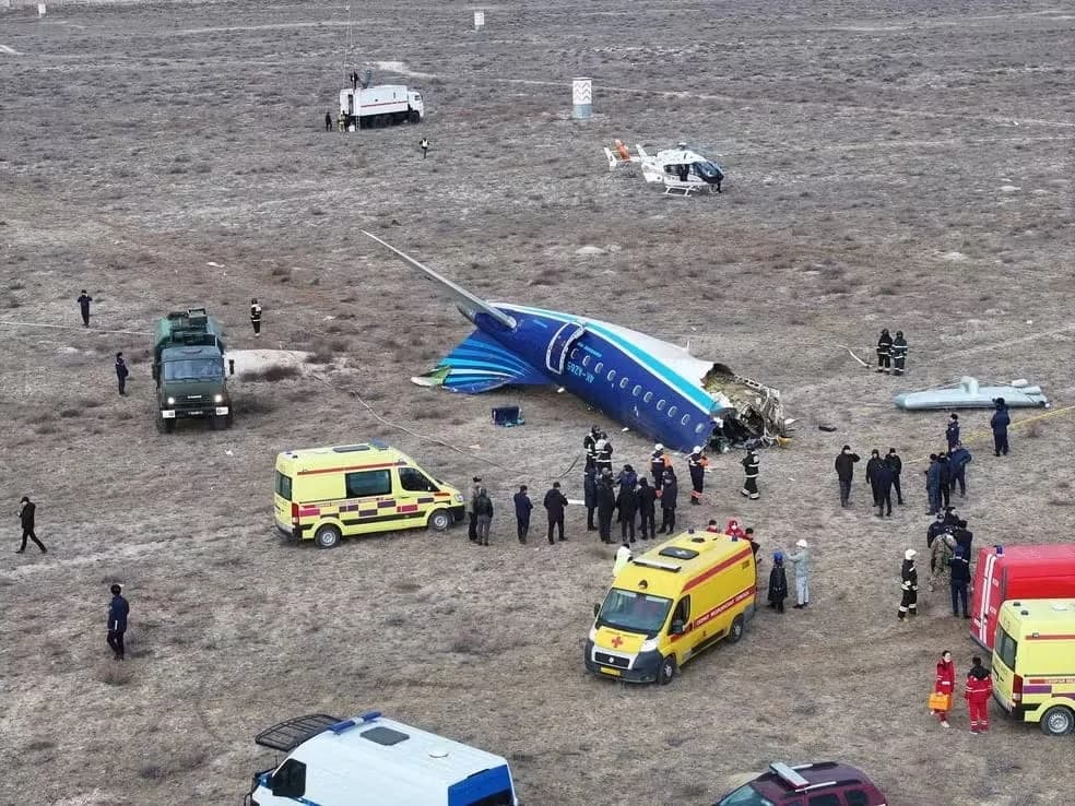 VÍDEO: Avião da Embraer com mais de 60 pessoas cai no Cazaquistão
