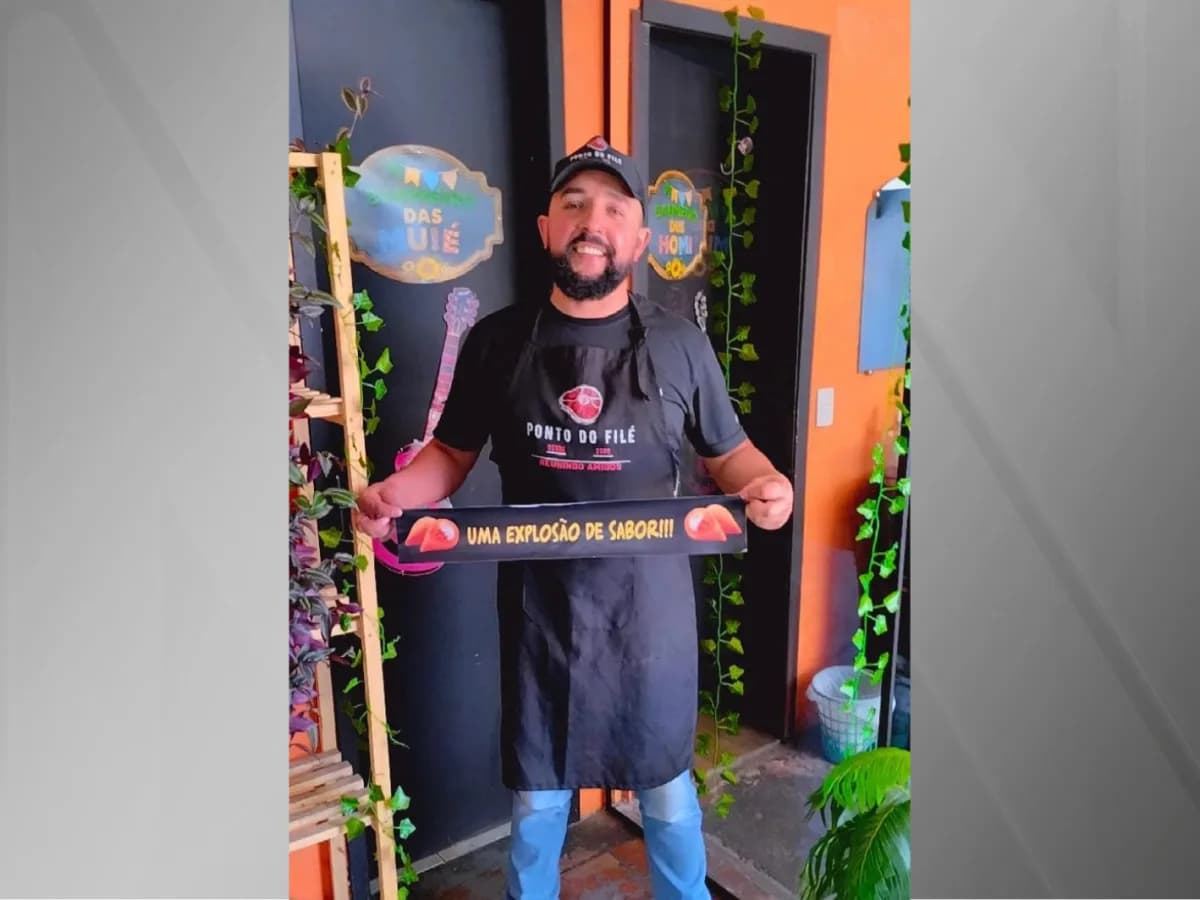 “Explosão de sabor”: Dono de bar onde coxinha explodiu na cara de cliente cria slogan chamativo