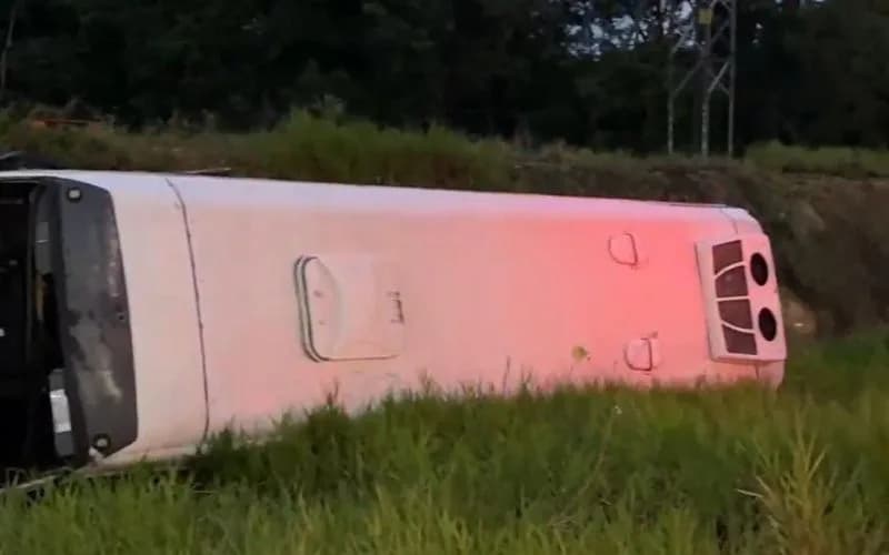 VÍDEO: Motorista perde controle e capota com ônibus na Avenida das Flores