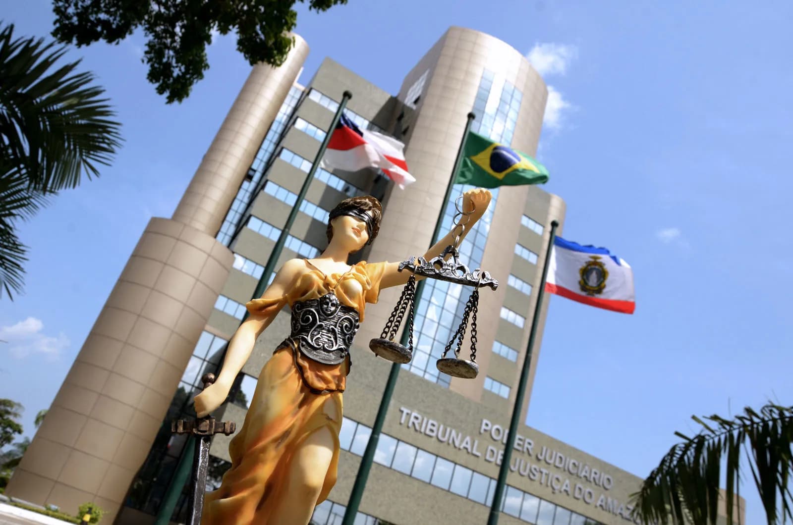 Justiça suspende aumento de salário do prefeito de Manaus, vice e secretários