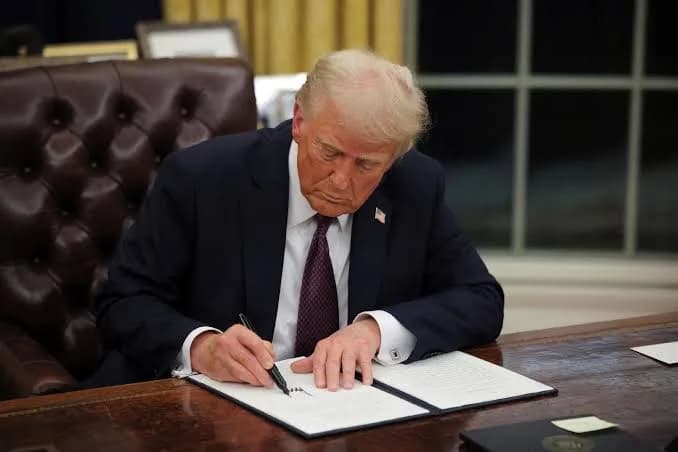 Trump proíbe que mulheres trans cumpram pena em presídios femininos