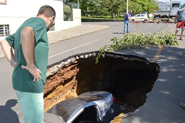 Vereador propõe reembolso para motoristas prejudicados por buracos em Manaus