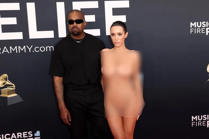 Esposa de Kanye West aparece nua no GRAMMY 2025