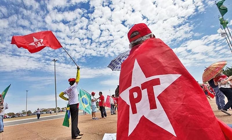 PT completa 45 anos com desafios para encontrar sucessor de Lula
