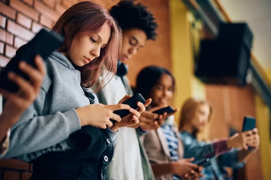 Adolescentes com pior saúde mental passam mais tempo nas redes sociais, diz estudo