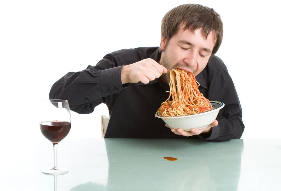 Comer rápido faz mal? Veja mitos e verdades sobre o tema
