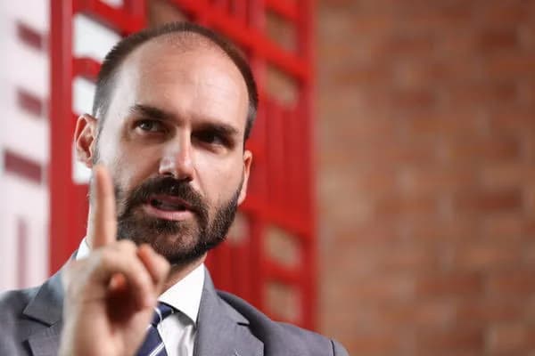 STF forma maioria para tornar Eduardo Bolsonaro réu por crime de coação