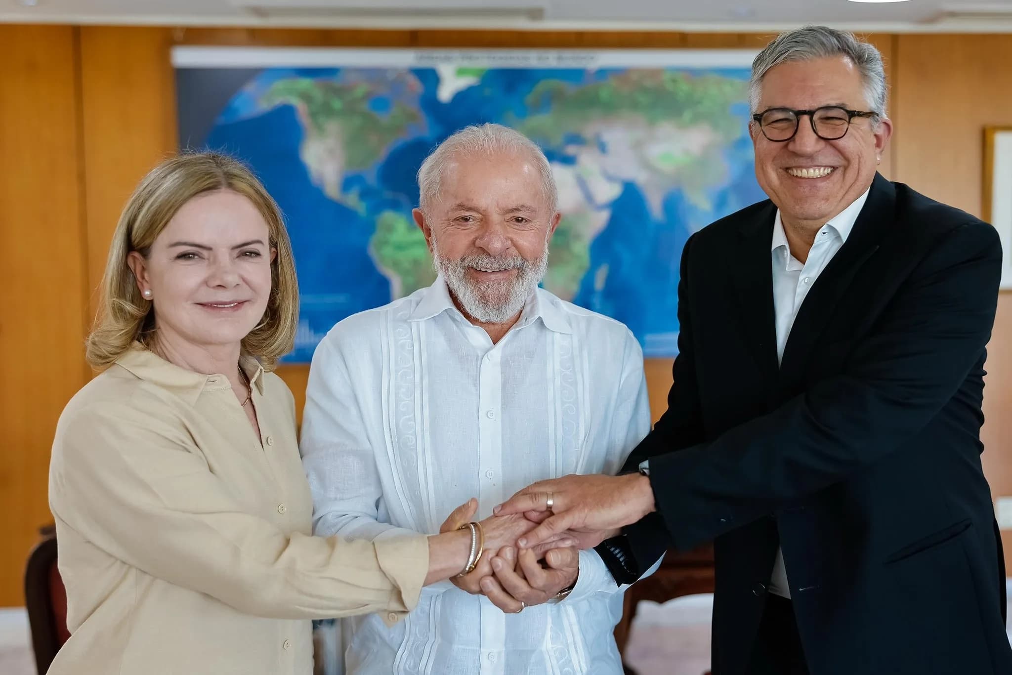 Gleisi e Padilha tomam posse de ministérios nesta segunda-feira (10)