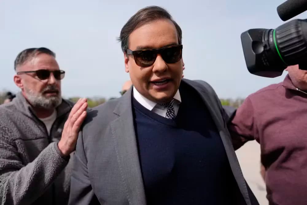 George Santos, ex-deputado filho de brasileiros, é condenado a 7 anos de prisão nos EUA