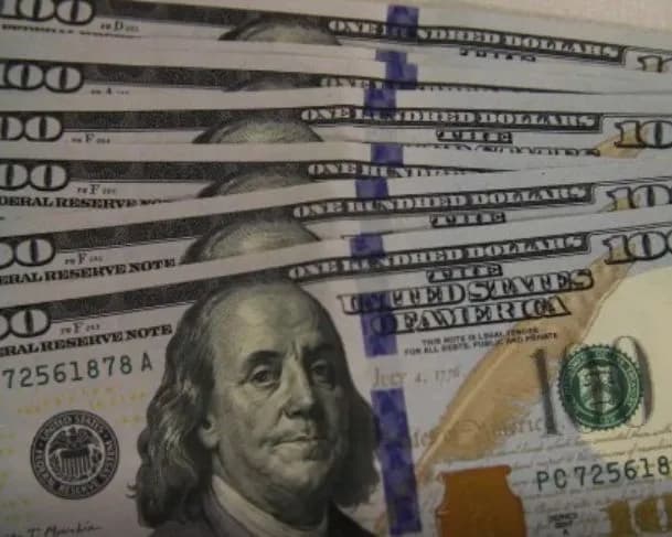 Dólar cai para menor valor em 21 meses e bolsa tem alta recorde